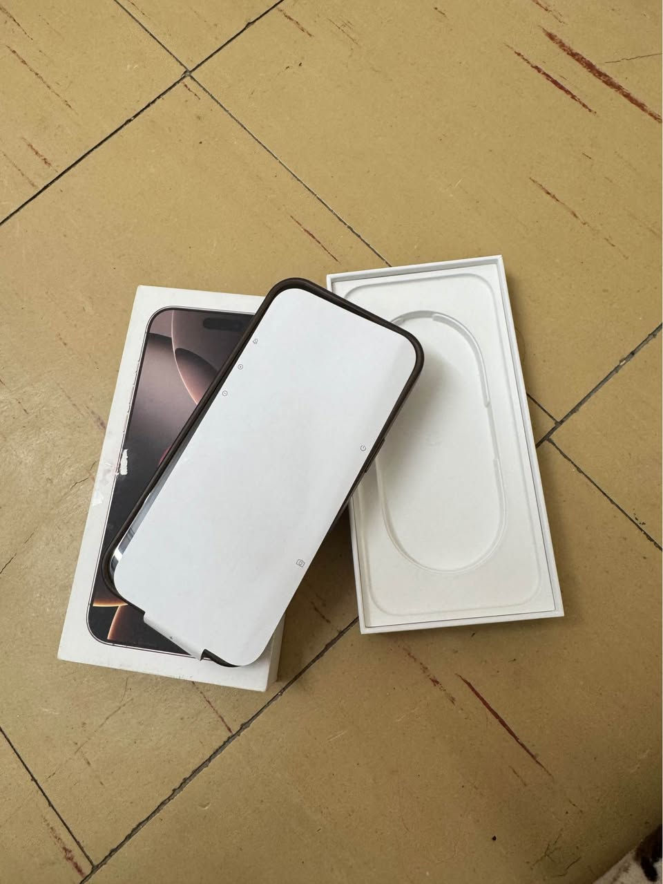 ايفون  16 pro max 
بطريه 90%🔋
نضافه 100/%
شرط جهاز ما مبدال كل شي نضيف 
سعر مليون 300 الف  
رقم مبايل ***********
بس وتساب شغال 
مكان موصل 
كرتون موجود 
كيبل ماكو موصل, نينوى
