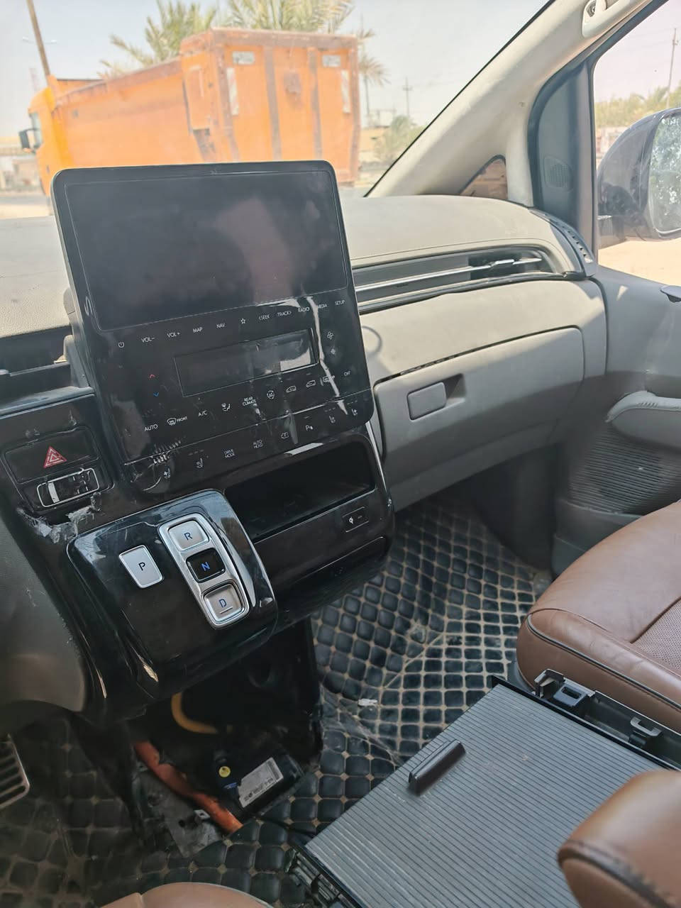 السلام عليكم ستاريا للبيع موديل 2025 فول مواصفات محرك غاز 6 سلندر بدون ارقام صاعده هزه كبل طلع ارقام بسمك سياره بيهه ضربه بلفخذه ومعمره مبدل بيهه باب وجاملغ امامي البقيه كفاله 7 راكب في اي بي السعر 185 وبيهه مجال مكاني البصره للستفسار ع الرقم ***********
