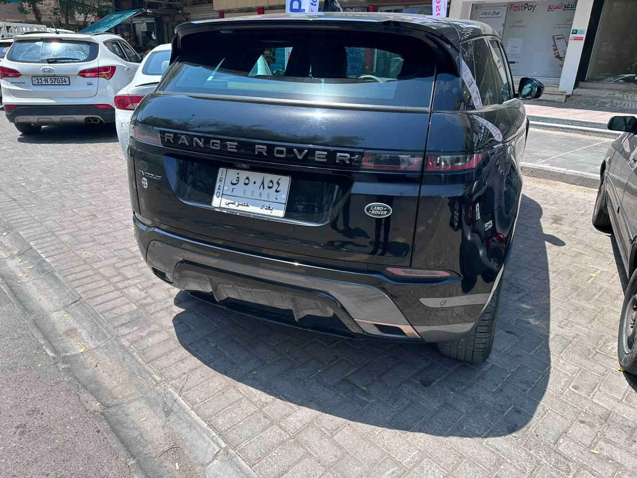 رانج روفر ايفوك 2023 شركة ساز خليجي مكفول بعدها بالضمان فول مواصفات ماشيه ٩ الف كيلو السعر 42 الف دولار و بيها مجال بسيط مكانها بغداد للاتصال ***********
