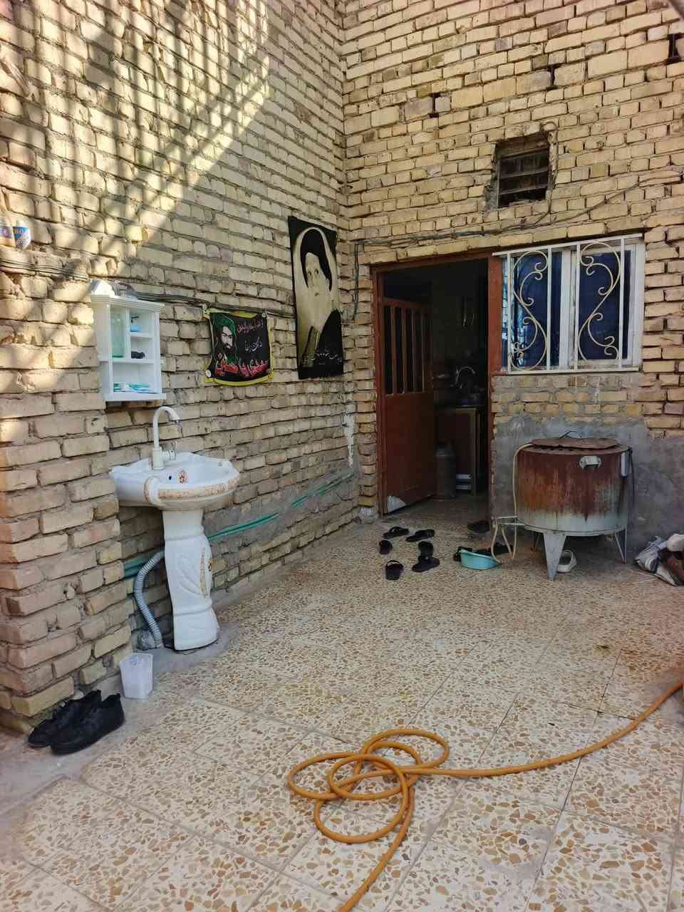 ياالله
سلام عليكم
البيت البيع طابو صرف
مساحه ((200)) متر بناء عكاده
يحتوي على استقبال وصاله ومطبخ
وأربع غرف نوم صحيات داخليه صحيات خارجيه
الماجديه سيد جميل قرب شارع ٢٠
استفسار اتصل برقم ((***********))
