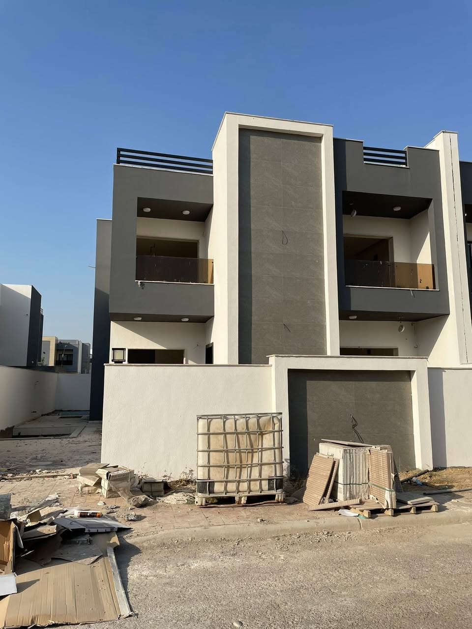 🏡 للبيع بيت  في مجمع مكي السكني
مقابل جامعة ديالى 
                   أستلام قريب💥
‎📐 مساحة البناء: 250 م²�🏠 طابقين�🛏️ 4 غرف نوم�🚿 3 حمامات�🛋️ صالتين�🌿 حديقتين�✨ استقبال واسع ومميز�🏊 مسبح خارجي
💎 تصميم عملي ومساحات مريحة، مناسب للعوائل ويمنحك خصوصية وراحة
📞 للاستفسار ومعرفة السعر والتفاصيل /    ***********   
‎🔥 فرصة مميزة للسكن أو الاستثمار — لا تفوتها!
