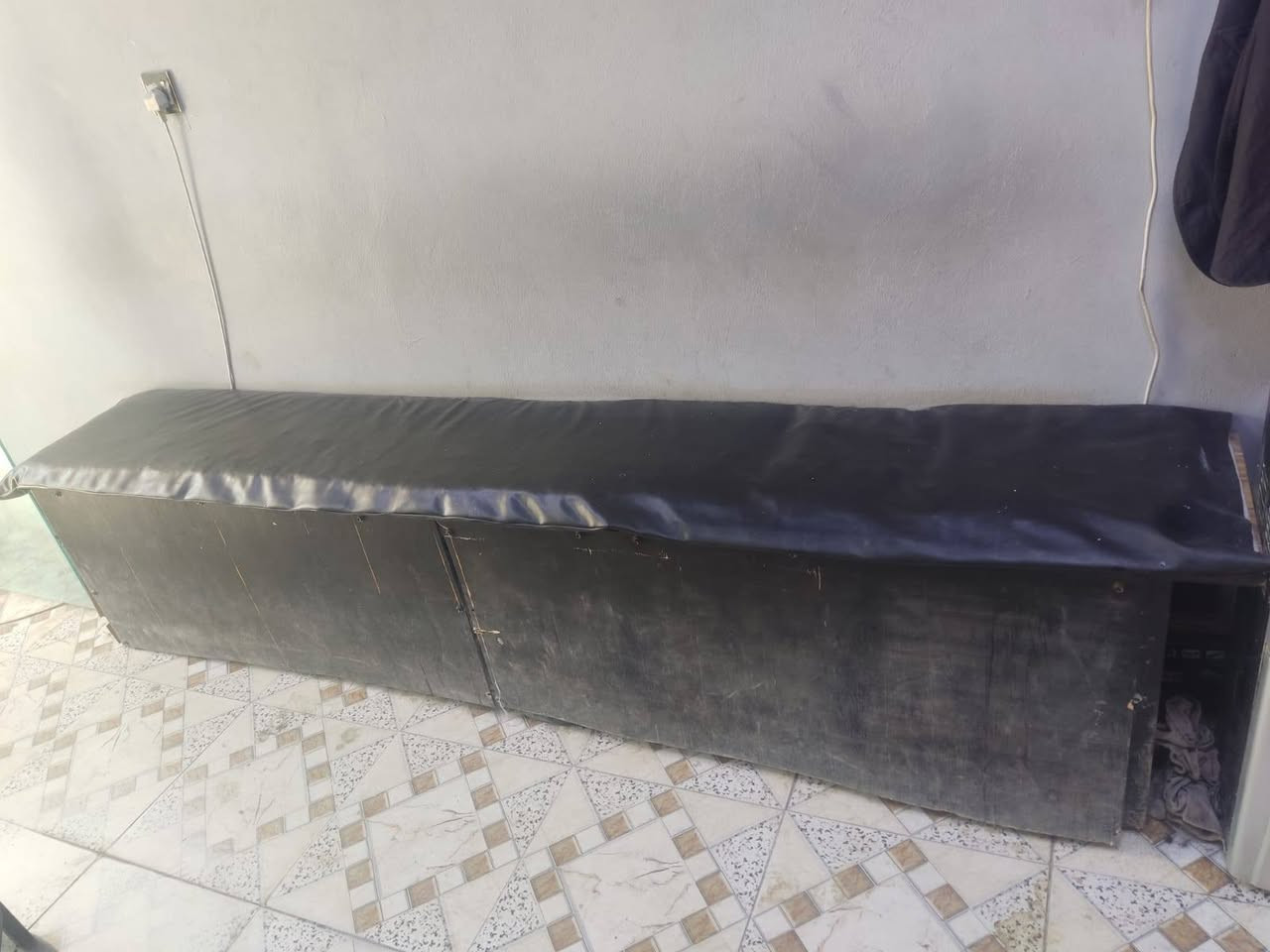 السلام عليكم غراض محل حلاقة فاترينات2 و كراسي2 و مرايات2 و مسطبه رايدهن ب300 الف للتواصل:***********
