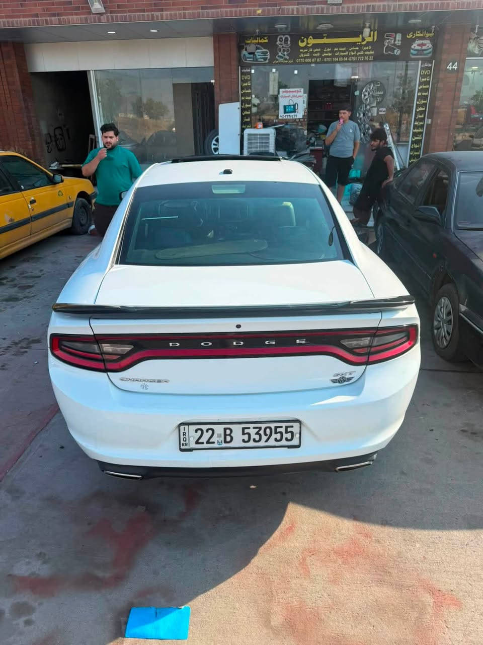 سلام عليكم دوج جارجر صالون للبيع خليجي كلين بيها بارد بل جاملغ الكدام بدون دواخل للسعر 220 الرقم *********** اتسال على الرقم
