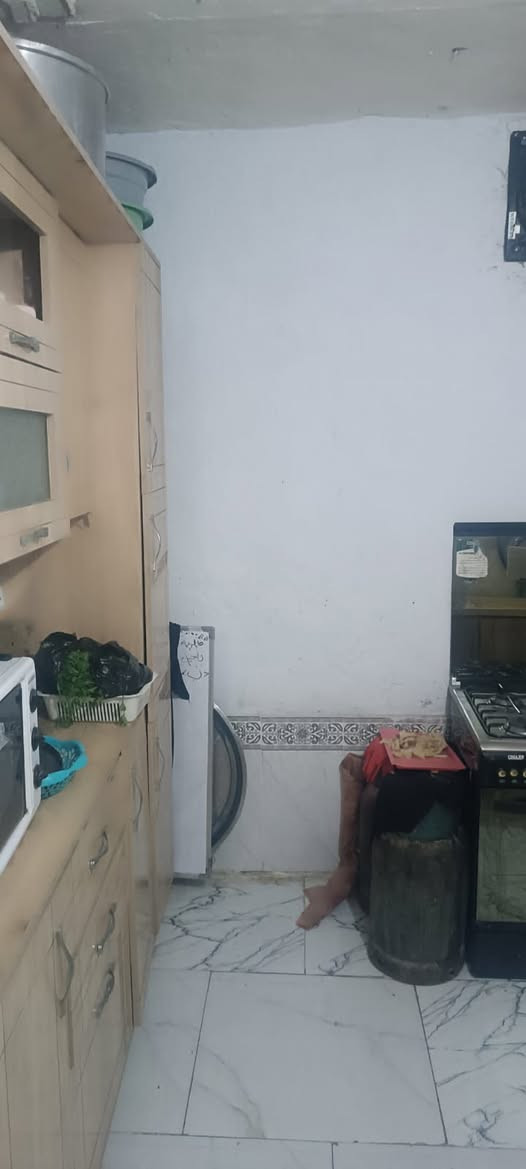 السلام عليكم 
معروض للبيع نصف دار خلفي 
المساحه (١٠٠) م الدربونه متر وربع 
طابق واحد بناءً قديم مرمم
في منطقة حي الشهداء الشارع الخدمي مقابل السريع 
يحتوي على 
استقبال وصاله وغرفه ومطبخ وصحيات 
السعر (٦٠) مليون قفل 
للاستفسار الاتصال واتساب ***********
مكتب المدار الذهبي للعقار
