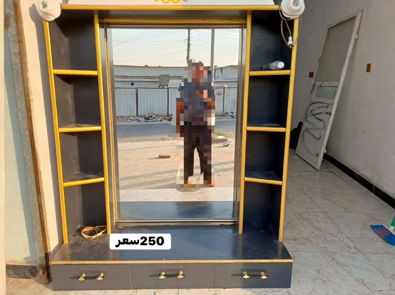 غراض حلاقه للبيع 　كل صوره مكتوب سعره عليه التواصل واتساب فقط ***********

نص مكتوب في الصور:
- سعر 150 الارتفاع 260 العرض 238
- 250 سعر