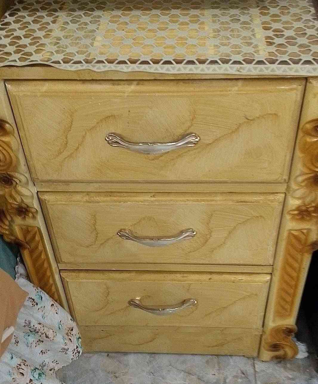 السلام عليكم ورحمة الله وبركاته مكلف بالنشر
غرفة اغشاب مكونه من 7 قطع
 منتوج عراقي وتصميمه كذالك
 مرتبه نضيفه مستخدمه قليل 
للاستفسار الاتصال او واتساب 
***********
