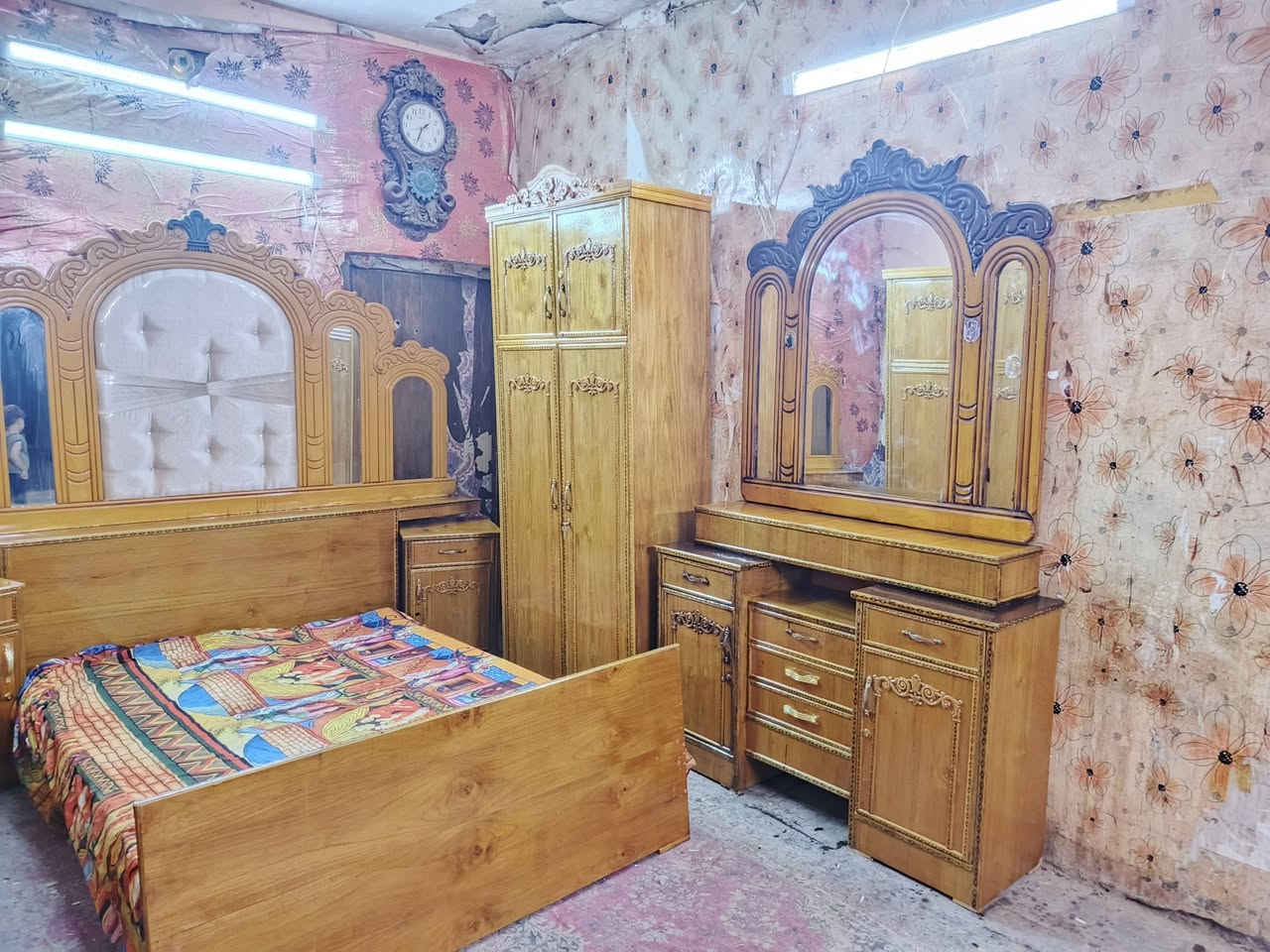 غرفه اخشاب خمس ابواب ملحق للبيع ***********السعر 650صاج الزاويه كنتوريه موديل حديث العنوان بغداد وكو توصيل متواجد وتساب
