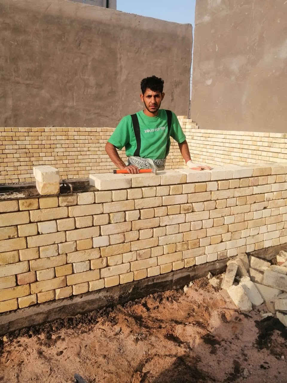 سلام عليكم ستاذي عندي كادر بناء درجه اوله عمل ركونه بناء مصاطر كبان وشاهود المونه جف قيم ولشغل مرتب كلش متعوب علي الكادر يتكون من خمس خلفات وعدنه مصداقيه بلعمل أهم شي    /***********
