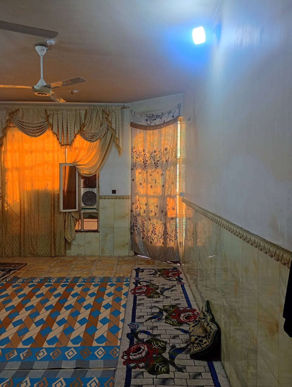 السلام عليكم
بيت مع مشتمل للبيع المساحة الكلية 260 متر
العنوان سبع قصور فرع 10 متر مجاري تبليط فرع محطة الغاز القديمة مقابل عيادة سيد طالب 
ارتفاع البناء على الشارع متر
ارتفاع 3.25م
بياض وسيراميك
السطح شتايكر
البناء رباطات داير ورفت
البيت يحتوي علئ استقبال 4x7
صالة 7x5
 مطبخ 4x4
وغرفتين 4x5 +4x4
وحمام ومنور وترك درج مرمر 
المشتمل 
استقبال وصالة وغرفة وحمام وترك ومنور 
للاستفسار 
***********
