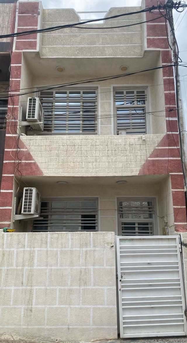 فرصة ذهبية للبيع في حي الجامعة - بغداد نادرًا ما تنزل بيوت بهالموقع وبهالمواصفات!
إذا تبحث عن بيت بموقع ممتاز، ومساحة مناسبة، ومنطقة مخدومة، فهذا البيت يستحق المشاهدة
الموقع: بغداد - حب الجامعة - محلة 633
شارع 66
منطقة مخدومة وقريبة من الأسواق والمدارس والخدمات
تفاصيل العقار:
المساحة: 50 متر
غرفتين نوم
صالة
مطبخ
حمام
منور
الواجهة: 4 متر
النزلة: 12.5 متر
تلتردد امعلومات او صور للبيت اتصلو على الرقم 0T704053273
جد فيديو كامل عن البيت اتصل على الرقم أعلا اسب للسكن أو للاستثه
وقع ممتاز وقريب من الخدمار
صة حلوة للعائلة الصغيرة أو لمن يبحث عن عقار للاستثه السعر: على الخاص اما السعر المكتوب فهو تقريبي السعر على الخاص
البيع فقطر أو تحديد موعد للمعاينة، راسلني خاص
وأولوية البيع لصاحب النصيب. ورب العالمين يسهل صور موجودة، والمعاينة خير دلير تتردد، يمكن هذا البيت هو اللي تبحث عنا
حي الجامعة بغداد بيت للبيع عقار للبيع عقارات بغداد بيت 50 متر استثمار عقار
*********** بغداد, العراق

