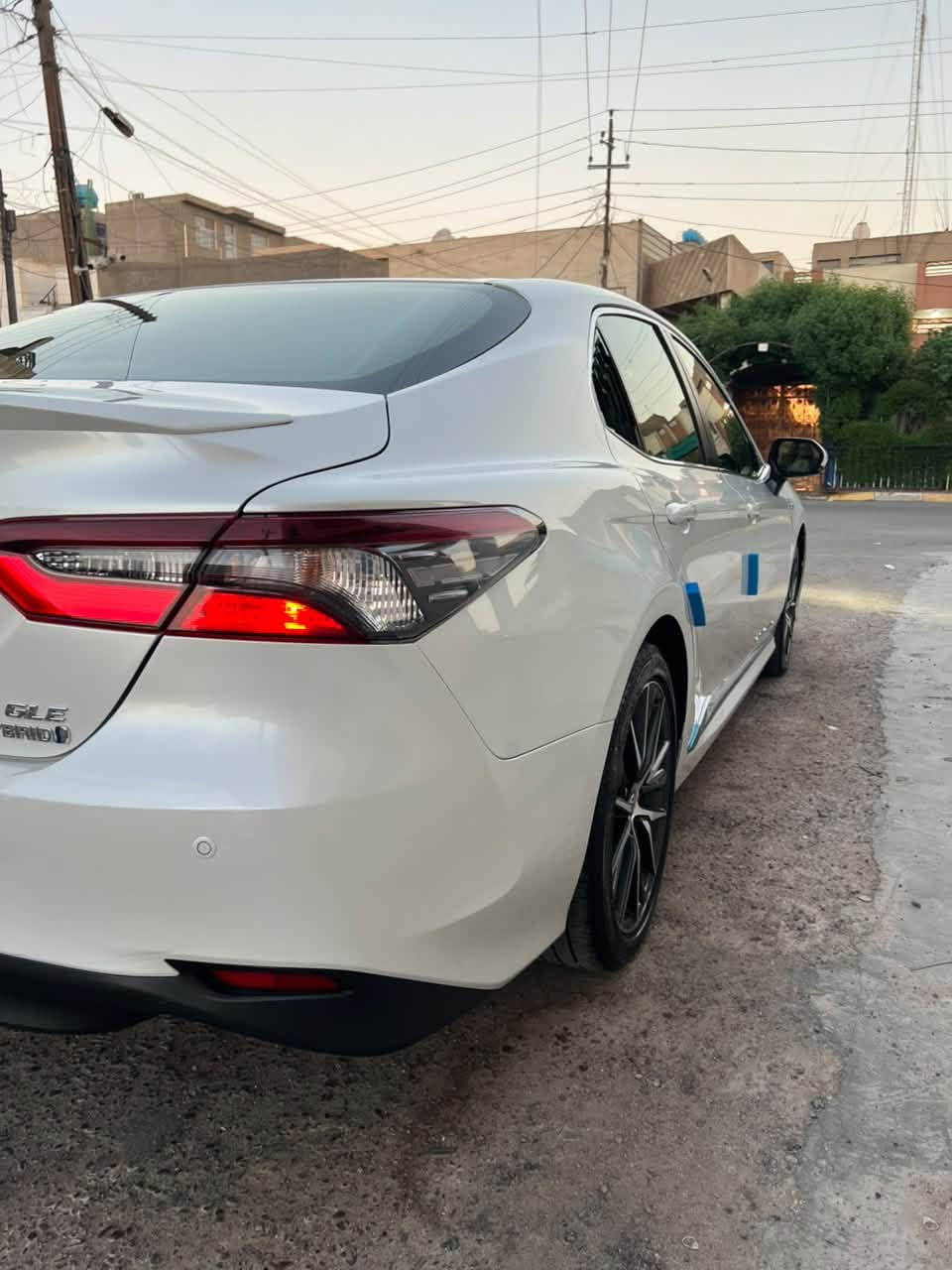 تويوتا  كامري 2024 هايبرد وكاله عبد اللطيف جميل فول 1/1 GLE
ماشيه 40 الف كيلو مكفوله من كلشي   
  فتحه وبرده وكرسي كهرباء وشاحن وايرليس جديدا جدآ السياره باسمي تحويل ثاني يوم 
السعر 240   مكانها بغداد 
الهاتف    ***********
السياره على وضع الشركه واستخدام شخصي على أيد وحده
