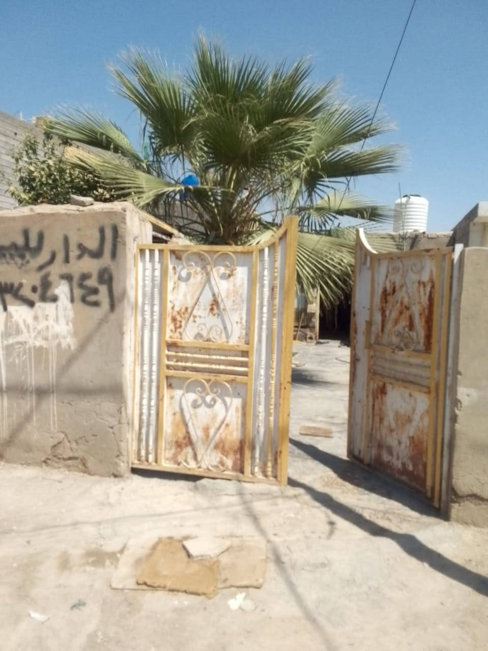 بيت للبيع الخماس شارع عبدالله الرضيع شارع مجاري وكهرباء والمساحه 150رقم صاحب الدار اني مكلف ***********
