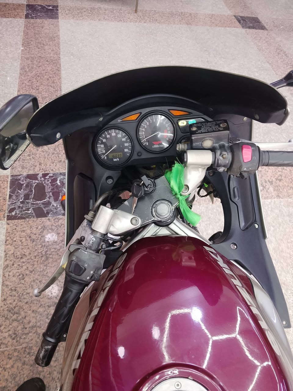 قرش • ٤٠٠ • كفالة