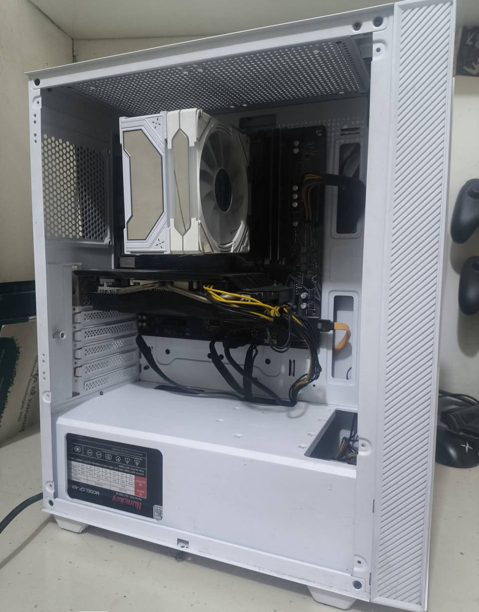 بيسي كامل للبيع
CPU: AMD Ryzen 5 3600
GPU  RX 580 8GB
MB: Gigabyte B550M K
RAM: 16GB 2666MHz
SSD 500GB
PSU: Huntkey CP-600 550W
Case: Fantech CG83 White
Cooler: ما اعرف اسمة
شاشة ACER 24 1080P 165Hz
كيبورد وماوس 
600 الف قفل
تواصل واتساب ***********
