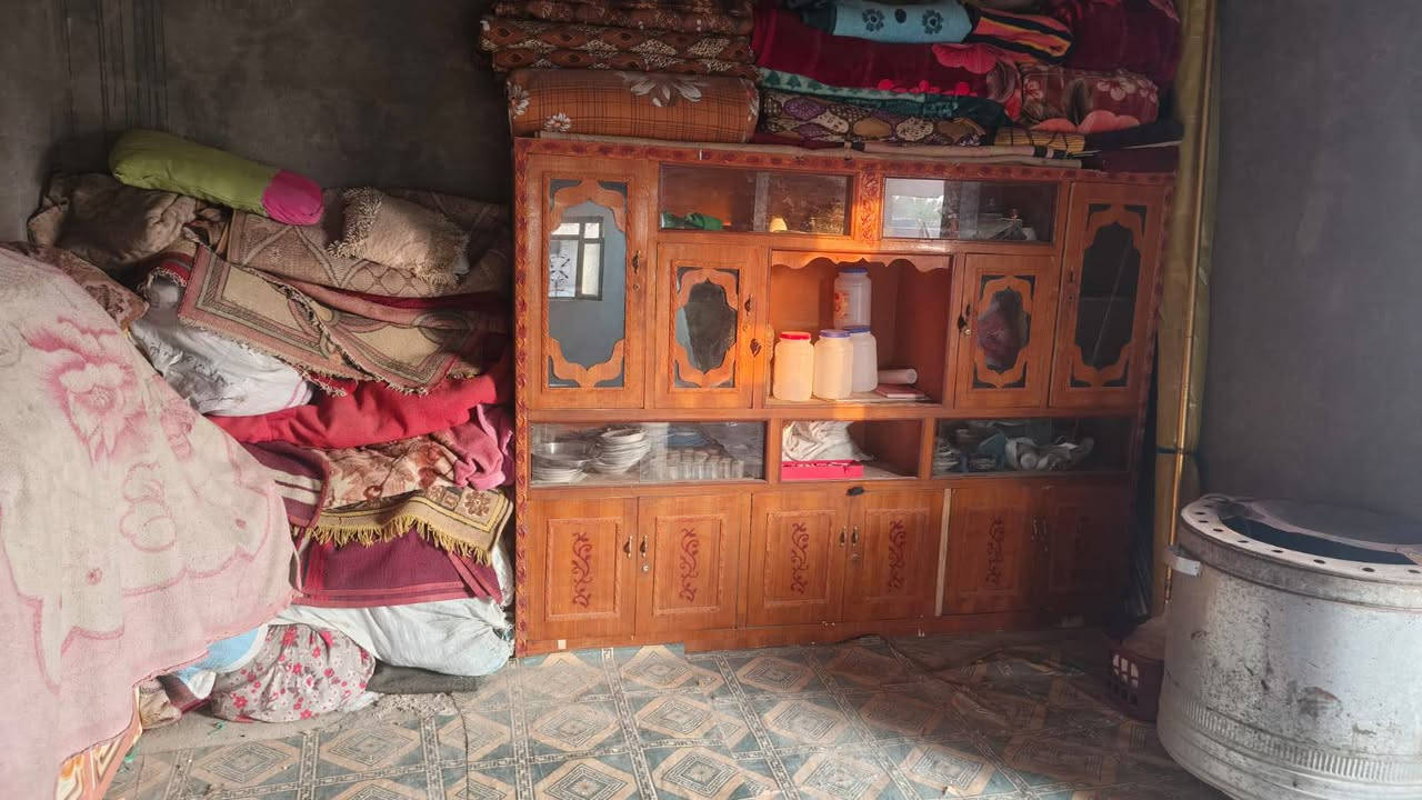 السلام عليكم بيت طابقين للبيع مساحة 260 مع ألاثاث البيت كونكريت صب الطابق الاول طابوك والثاني ثرمستون غرف  عدد ٤ صالات ٢ مطبخ أستقبال كبير ساحة كبيره صحيات خارجيه مكان البيت أل محينه قرب المولد رقم صاحب البيت ***********
