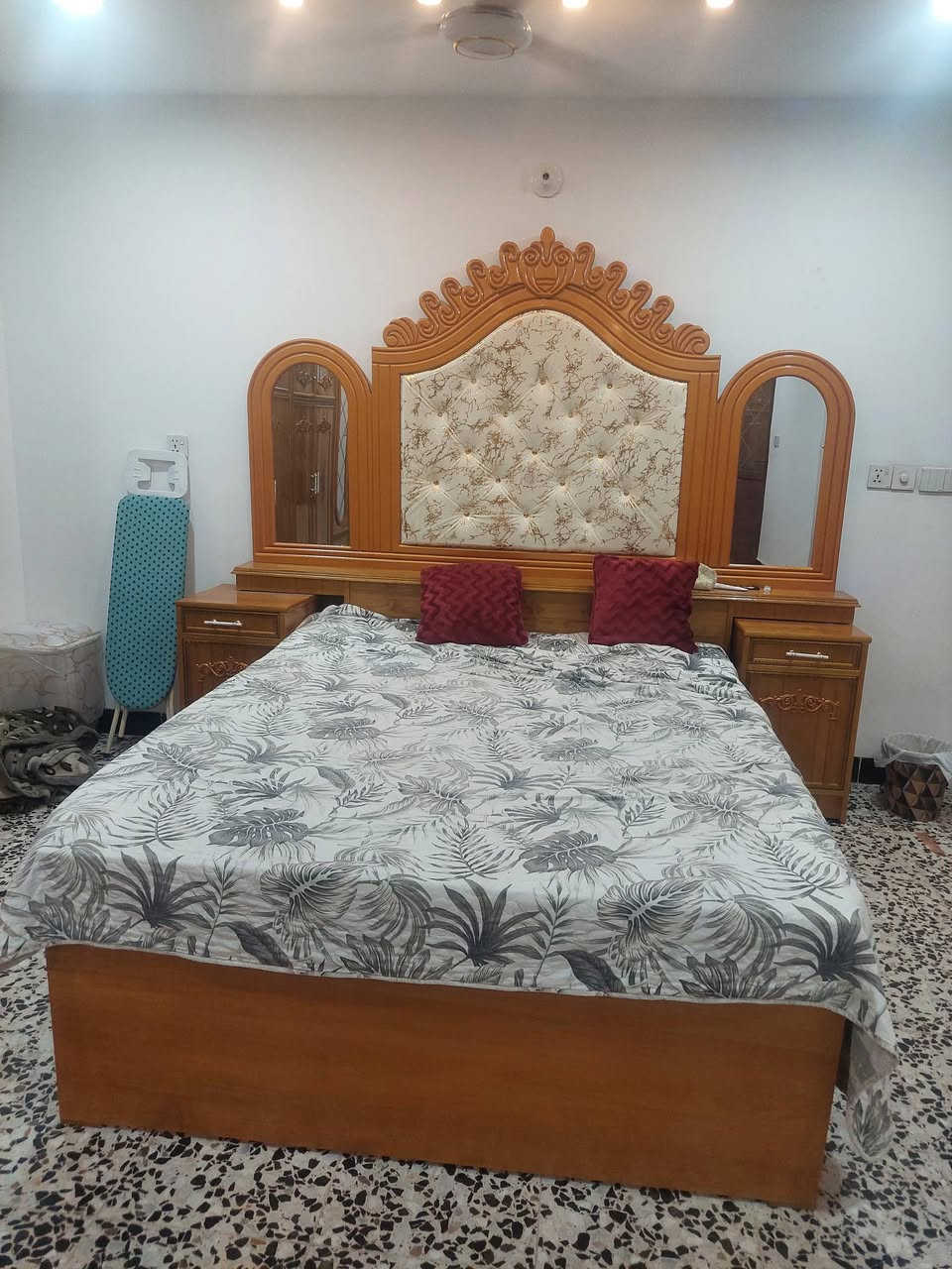 سلام عليكم هاي غرفه البيع نضيفه كلش ما صالي هواي ماخذه اقل سنه ريده 900 بيه مجال عنوان بغداد بلديات هاذ رقمي  ***********
