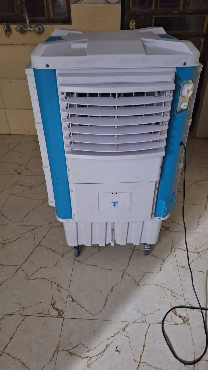 كنتور ٦ أبواب وملحق نظيف وكما موضح بالصورة سعره ٣٠٠ الف وبيه مجال
مكيف نوع كرفت كلش نظيف وتبريده ما شاء الله يخبل
والسعر بـ ٤٠٠ ألف وهم بيه مجال 
إضافة إلى المبردة السعر ٢٠٠الف وبيها مجال 
الصوبه الزيتيه ب ٢٥ الف 
مكاني بغداد حي الجهاد توصيل ماكو إلي يناسبه الأسعار يجي ياخذهن من البيت وألف عافية عليه 
التواصل مع الرقم ‏‪***********‬‏

