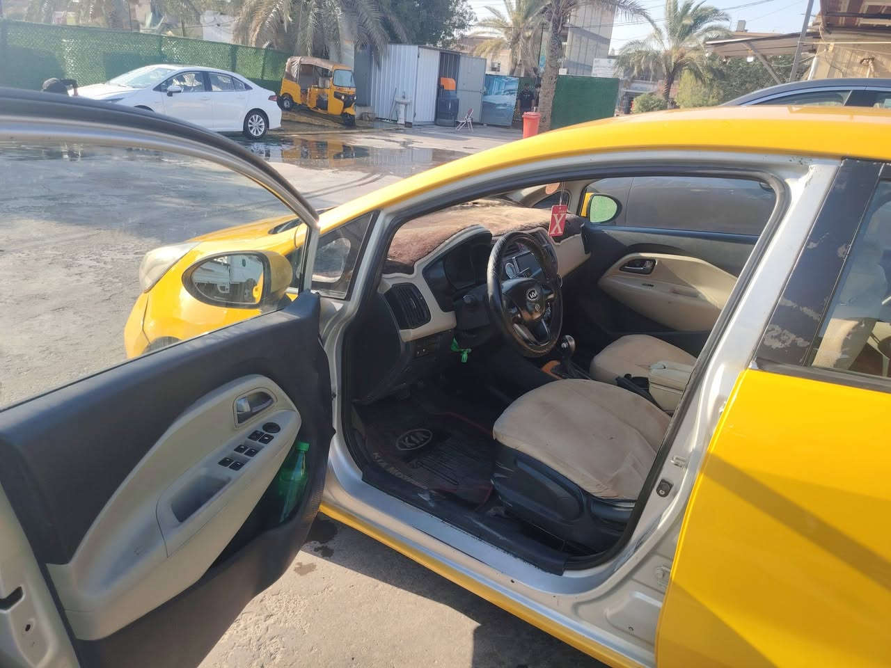 سلام عليكم كيا ريو موديل ١٣ السياره يحتاجلها ترتيبات بسيطه تبريدها شغال بس ضيف سنويه لل ٣١ مصفره هيئه وغرامات سعرها ٧٠ وبيها مجال بسيط مكاني بغداد الغزاليه ***********
