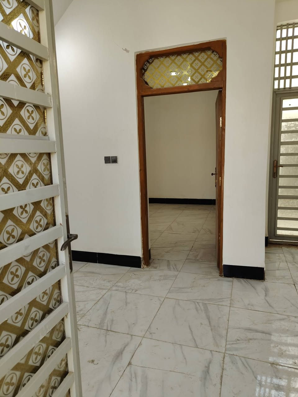 يا الله البيت البيع مساحه 100متر مربع 10×10غرفتين نوم وستقبال ومطبخ وصحيات داخليه وخارجيه وصاله 
عنوان البيت شارع الاصب عمود 335خط الاول سعر 40وبيه مجال ***********
