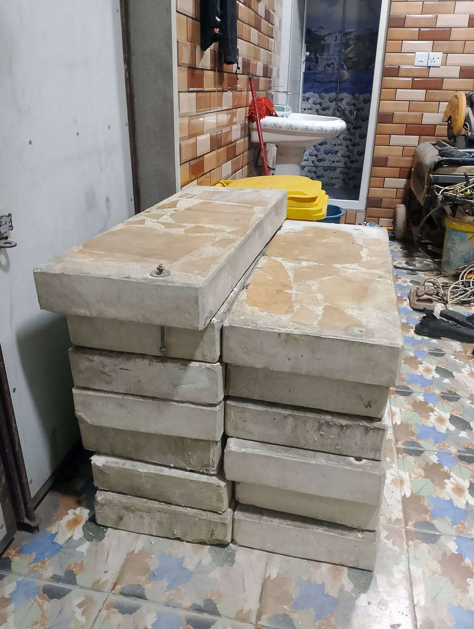 السلام عليكم بايات للبيع عرض 35سم
وطول 90سم 
العدد:13 باية
+قطعه 90×90 سم 
 رقم لهاتف:***********
مكان بغداد.
