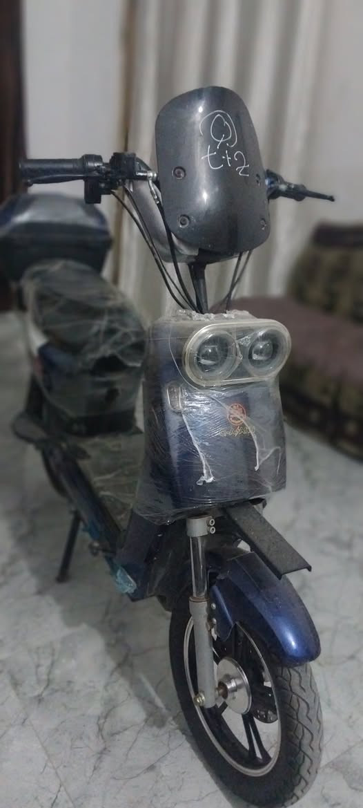 السلام عليكم 
دراجه شحن جديده استعمال قليل 
نقصها بس خمس بطاريات السعر 125 الف وبيها مجال مكاني بغداد المحموديه للتواصل واتساب ***********
