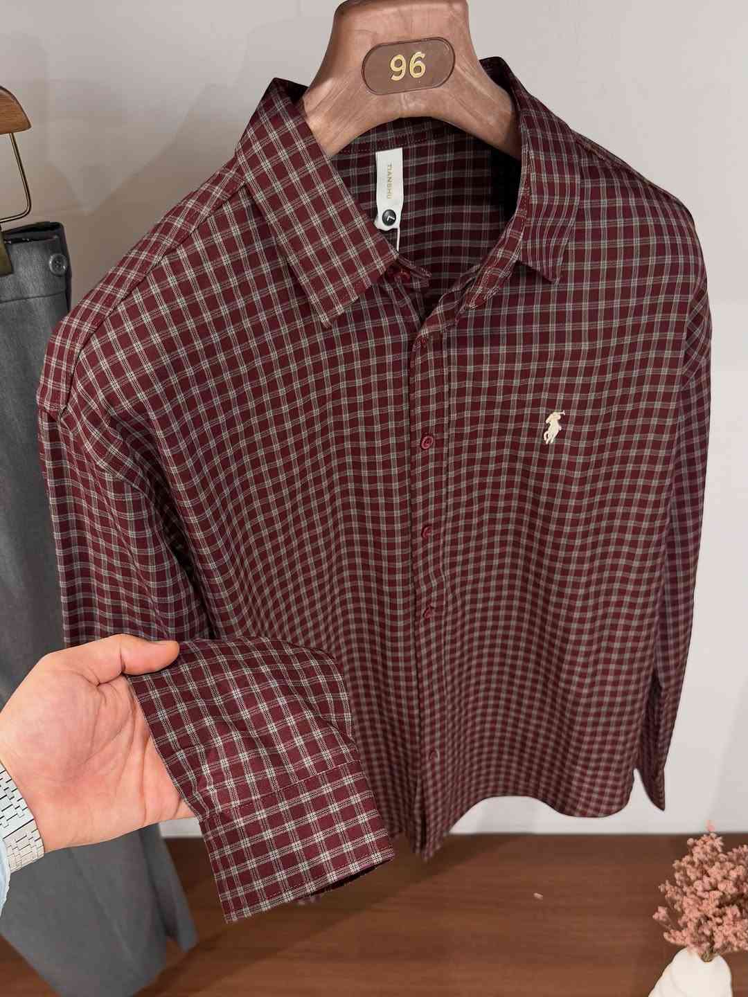 علق *تم * يوصلك السعر دايركت 📥 
.
جديد وحصري من ازياء 96 Fashoin 🌋
-
القياست :S- M - L - XL - XXL-

للحجز والاستفسار مراسلتة الصفحة او الاتصال🚚

‏‭***********‬

نص مكتوب في الصور:
- القميص متوفر 6 الوان