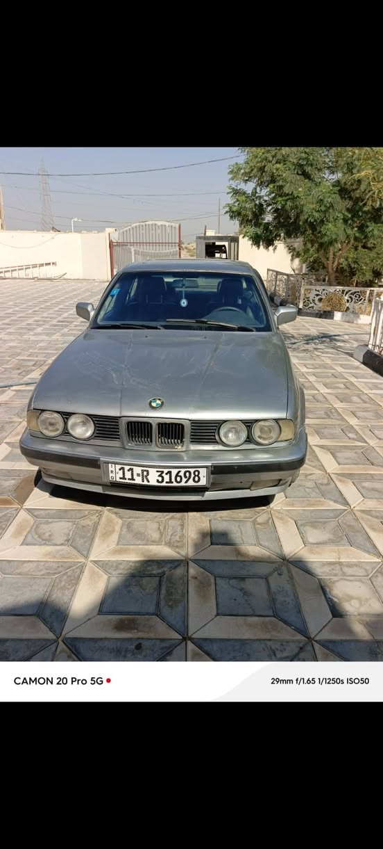 بي ام دبليو موديل ١٩٨٩ ٥٢٥ مفتوح  تبريد شغال كشنات كهرباء بأسمي رقم دولي  رقم بغداد  طخم تاير حديد بطاريه جديده مكاني بغداد  هاتف *********** السعر  ٤٣ وبيه مجال وشكرا
