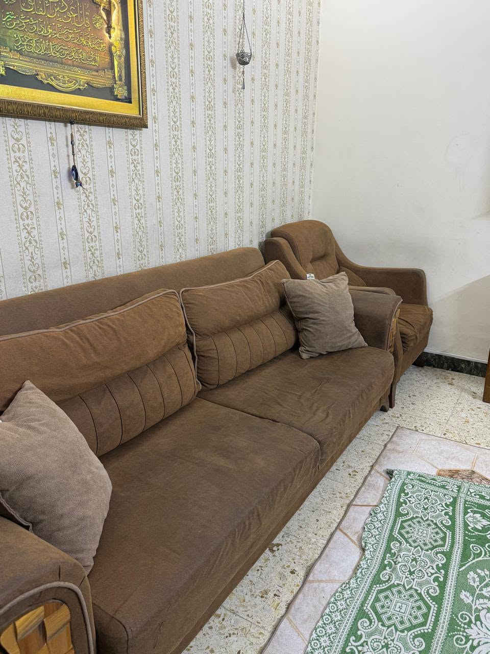 سلام عليكم اخواني جميعا عندي تخم تركي ١٠ مقاعد  ينفتح يصير سرير سعره ٤٠٠الف هذآ رقمي بيه واتساب***********
