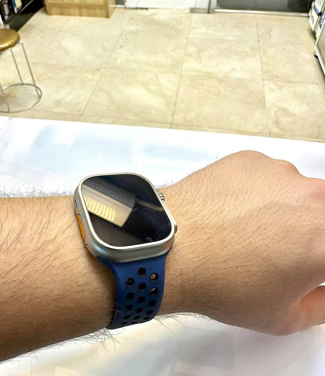 Apple
ساعة اللترا 2 
بطارية 100
السعر 575 الف 
عنواني زيونة 
***********

تتميز ساعة Apple Watch Ultra ( الجيل الثاني Ultra 2) بمواصفات جبارة مصممة للرياضيين والمغامرين والاستخدام الشاق. إليك أبرز مميزاتها:🏗️ التصميم والمتانةهيكل التيتانيوم: مصنوعة من تيتانيوم عالي الجودة بمقاس 49 مم، وهو خفيف الوزن ومقاوم جداً للصدمات والخدوش.شاشة ياقوتية مسطحة: محمية بطبقة من الكريستال الياقوتي الصلب لحمايتها من الكسر.زر الحركة (Action Button): زر برتقالي جانبي قابل للتخصيص لفتح التمارين، تشغيل المصباح، أو تسجيل نقاط الطريق بضغطة واحدة.📺 الشاشة والبطاريةالسطوع الأعلى: شاشة ريتنا تقدم سطوعاً يصل إلى 3000 شمعة (في Ultra 2)، مما يضمن رؤية مثالية تحت أشعة الشمس المباشرة في العراق.البطارية الأقوى: تدوم حتى 36 ساعة من الاستخدام العادي، وتصل إلى 72 ساعة في وضع توفير الطاقة.🏃‍♂️ الرياضة والمغامراتنظام GPS ثنائي التردد: دقيق جداً لتحديد المواقع وتتبع المسارات حتى في المناطق الصحراوية أو بين البنايات العالية.مقاومة الماء والغوص: مقاومة للماء حتى عمق 100 متر، ومجهزة بمقياس عمق ومستشعر لحرارة الماء للغوص حتى عمق 40 متراً.صفارة إنذار: مدمجة في الساعة تصدر صوتاً بقوة 86 ديسيبل للمساعدة في حالات الطوارئ لتحديد مكانك.🩺 الصحة والسلامةتتضمن مستشعرات متطورة لقياس نبضات القلب، تخطيط القلب (ECG)، ومراقبة مستويات النوم.ميزة اكتشاف الاصطدام والسقوط للاتصال بالطوارئ تلقائياً في حال حدوث حادث لا سامح الله.إذا كنت مهتماً بالجيل الثاني (Ultra 2)، فهي تدعم أيضاً ميزة النقر المزدوج (Double Tap) بالإصبع للرد على المكالمات دون لمس الشاشة. .
