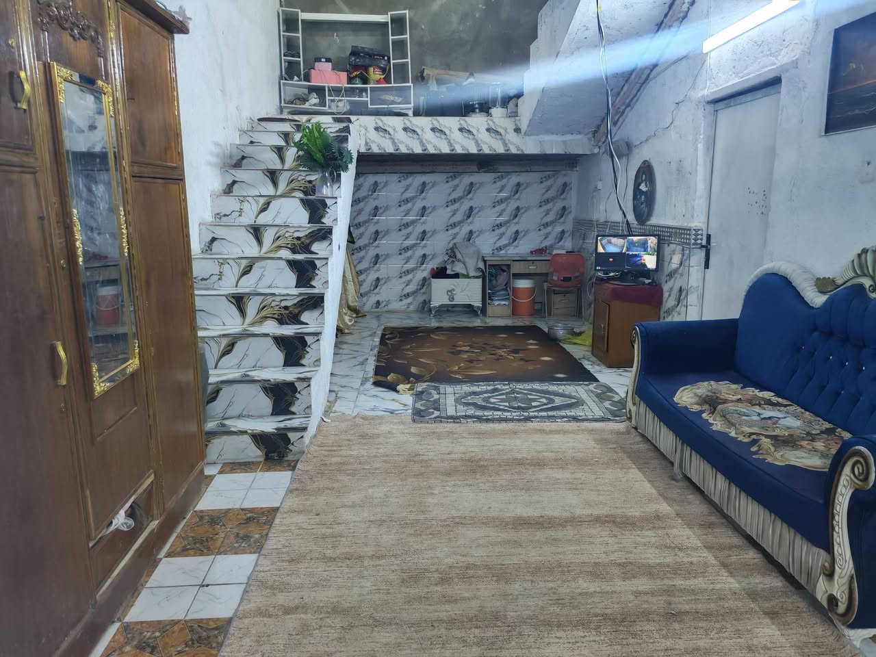عندي بيت ٣٥٠ مساحتة وسعره ٤٧ بتقاطع النهروان قريب عل الشارع العام يم مطعم الجوهرة ***********
