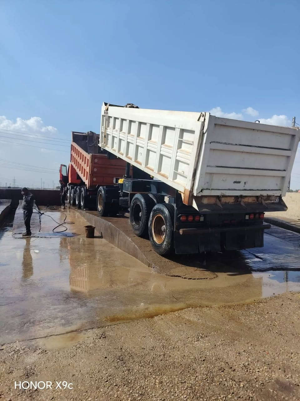 السلام عليكم اخوان؛ رينو قاطره ومقطور للبيع عكرب ابلاديه مكينه ٤٠٠ جديده توني شاده مجموعه جيف تخم تاير عربانه علم
***********

نص مكتوب في الصور:
- HONOR X9c