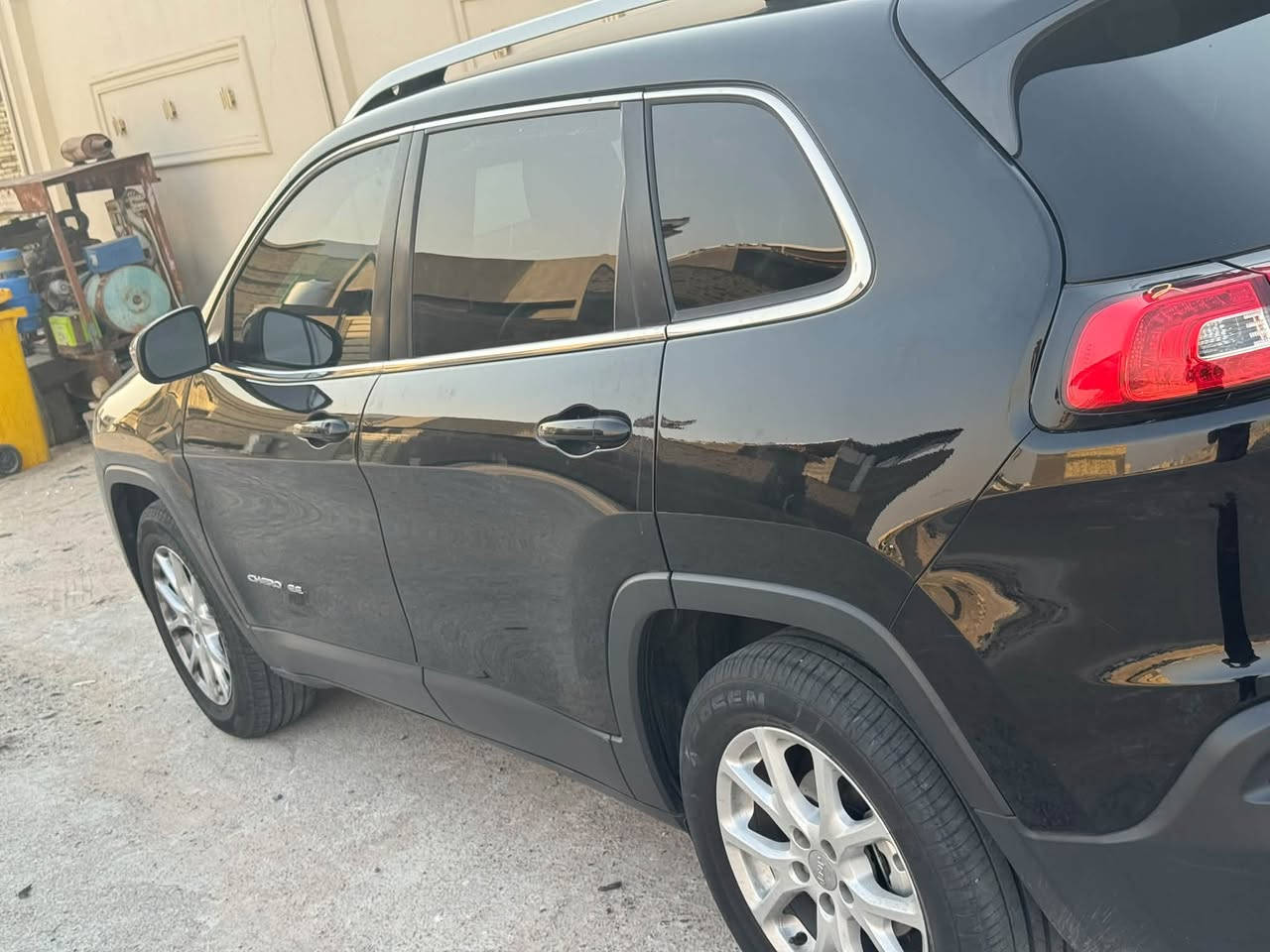 سلام عليكم جيب شيروكي بزون ٢٠١٨ كفاله عامه محرك مفتوح السياره بصمه شاشه وبصمة أبواب و كشن كهربائي و بعد موصفات الجيب المعروفه السياره كامله ما ناقصه اي شي السعر ١٢٥ ورقه وبيه مجال الموقع بصره القبله رقم التواصل ***********
