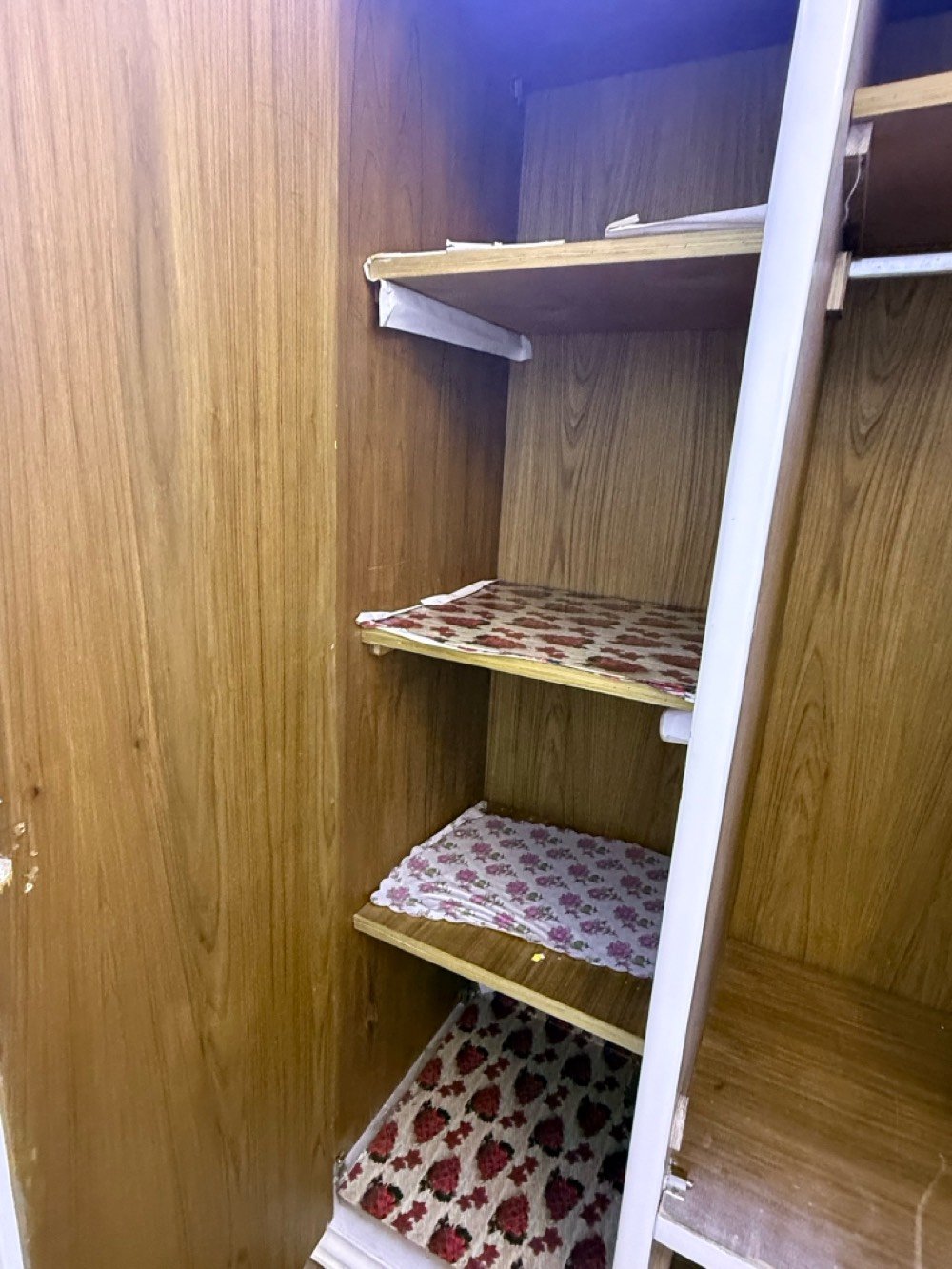 كنتور عراقي نجارة عراقية درجة أولى لون ابيض صبغ حراري الكنتور ابو 3 خانات بالإضافة إلى جرارين مثل ما موضح بالصورة هوه كنتورين ثنيناتهن ب750 وبي مجال بسيط