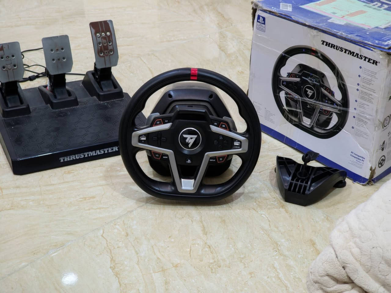 دركسون Thrustmaster T248 مع دواسات
🔹 المواصفات:

نظام Force Feedback ديناميكي بـ3 مستويات للتحكم بقوة الارتداد.

دواسات مغناطيسية T3PM قوية ودقيقة جداً.

شاشة LCD مدمجة بعرض معلومات (السرعة، التروس، توقيت اللفات، وغيرها).

مقبض ستيرن (عجلة) بتصميم واقعي مع أزرار قابلة للتخصيص.

شيفترات تبديل مغناطيسية خلف المقود (مثل سيارات الفورمولا).

يدعم كل ألعاب السباقات المشهورة.

يشتغل على PS5 / PS4 / PC
 

💰 السعر المطلوب: 300

توصيل جميع المحافظات
***********
