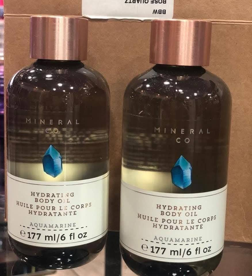 💎✨ Bath & Body Works Body Oil – زيت الجسم الفاخر ✨💎
 تحبين الترطيب مع ريحة تبقى على الجسم وتخليج طول اليوم تفوحين بنظافة وانتعاش 🌸😍 فهذا الزيت يستاهل التجربة!
🧴 Bath & Body Works Hydrating Body Oil
زيت جسم مرطّب من Bath & Body Works، مصمم حتى يمنح البشرة إحساس بالنعومة والترطيب مع عطر جميل يرافقج بعد الاستحمام. والروائح Rose Quartz و Aquamarine من الروائح المعروفة ضمن مجموعة Mineral Co. من باث أند بودي وركس.

✨ شنو يميز زيت الجسم؟
💧 يساعد على ترطيب البشرة ويتركها ناعمة وملساء.
🌸 يمنح الجسم رائحة عطرية أنيقة ومنعشة.
✨ مناسب للاستخدام بعد الشاور حتى تبقى البشرة مرتبة وناعمة.
💖 قوام زيتي يساعد على حبس الترطيب داخل البشرة ويخلي ملمسها أجمل.
🌷 ممكن تستخدمينه وحده أو ضمن روتين العناية بالجسم مع اللوشن أو الكريم.

🌺 ROSE QUARTZ – روز كوارتز 💗
رائحة ناعمة وأنثوية وراقية، تجمع بين ماء الورد وبتلات الزنبق والباتشولي، وتعطي إحساس رومانسي وناعم بدون ما تكون الرائحة ثقيلة.
🌊 AQUAMARINE – أكوامارين 💙.

🛁 طريقة الاستخدام:
بعد الاستحمام وعلى بشرة نظيفة، حطي كمية مناسبة من الزيت على الجسم ودلكيه بلطف لحد ما يتوزع. ويفضل استخدامه والبشرة بعدها رطبة شوي حتى يساعد على الاحتفاظ بالترطيب ✨
صناعة أمريكية🇺🇸💯

السعر ١٠ الف 
🚘يوجد خدمة توصيل لجميع محافظات العراق ٤ الاف🚘

📦 للحجز والطلب:

📲 واتساب أو اتصال: ***********
💌 أو مراسلة الصفحة مباشرةً

✨ MIXA STORE | كل اللي تحتاجينه بمكان واحد
