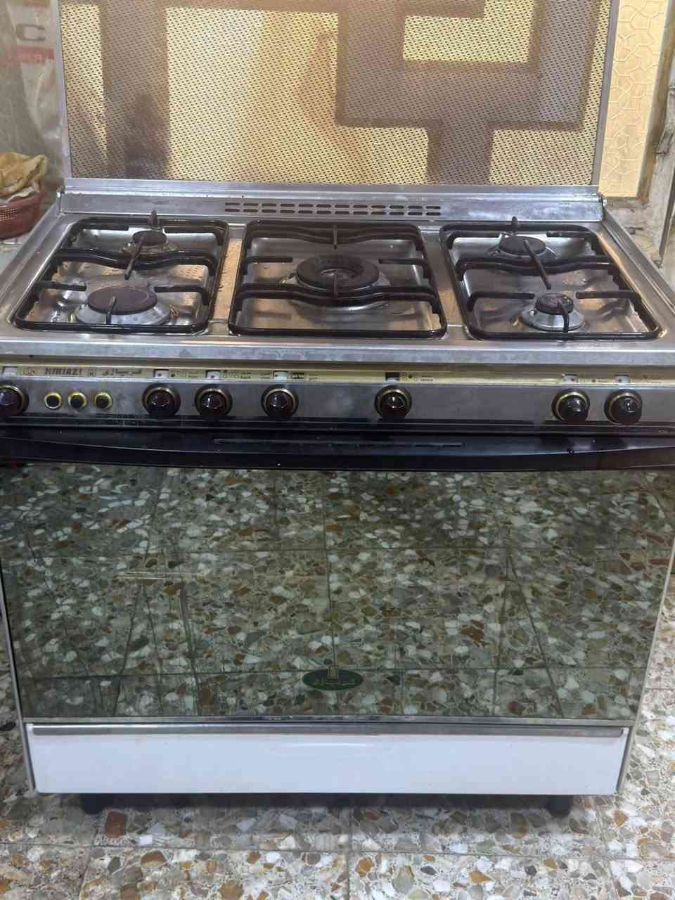 السلام عليكم طباخ كريازي باب اول شغال ونضيف حيل للبيع السعر ١٧٥ وبيه مجال بسيط مال بيت ***********
