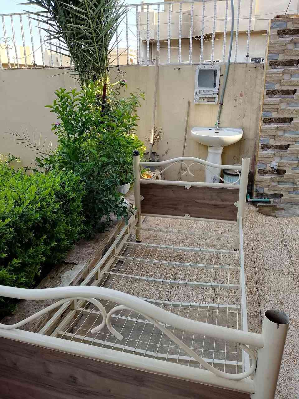 أسره طابقين مع ملحقاتها كامل عدد ٤ السعر 110 العنوان الموصل التواصل على الرقم ***********
