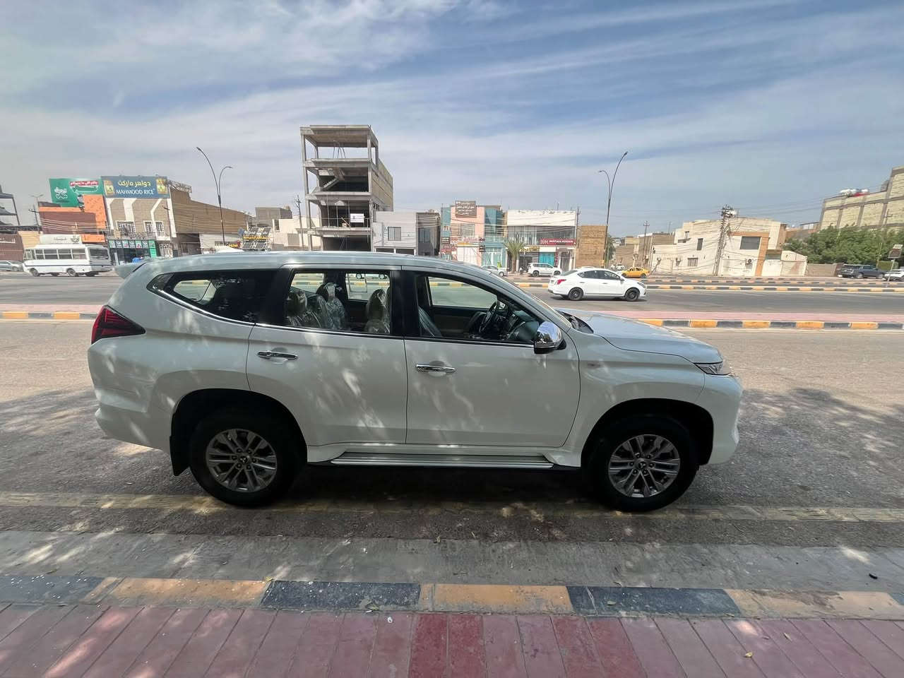 �🔥 للبيع ميتسوبيشي مونتيرو سبورت خليجي 2022 🔥🚘

ميتسوبيشي مونتيرو سبورت – خليجي – موديل 2022

📍 الموقع: النجف الأشرف
🛣️ الممشى: 79,000 كم
⛽ بنزين – V6
🔧 محرك 3.0 لتر MIVEC
⚙️ جير أوتوماتيك 8 سرعات + Sport Mode
🚙 دفع رباعي 4WD – Super Select 4WD-II
👨‍👩‍👧‍👦 7 مقاعد

⭐ المواصفات والتجهيزات:

* 🪑 داخلية مخمل لون بيج
* ☀️ فتحة سقف كهربائية
* ❄️ تكييف أوتوماتيك مع مخارج خلفية
* 📺 شاشة وسطية
* 📱 Bluetooth + AUX/USB
* 🎵 تحكم صوتي من المقود
* 🎚️ Paddle Shift
* 🛣️ مثبت سرعة
* 🔑 دخول وتشغيل بدون مفتاح + زر تشغيل
* 🅿️ حساسات ركن
* 🖥️ شاشة معلومات رقمية
* 🔌 منفذ كهرباء 220V / 150W
* 🛞 جنوط ألمنيوم 18 إنش
* 🛞 إطارات جديدة بالكامل نوع Bridgestone (برجستون)
* 💡 إضاءة LED + DRL
* 🛡️ ABS + EBD
* 🛡️ أنظمة الثبات والسيطرة على الجر
* ⛰️ Hill Start Assist + Hill Descent Control
* 🅿️ Auto Hold + فرامل يد كهربائية
* 🪞 مرايا كهربائية
* 🪟 نوافذ كهربائية
* 🚗 سبويلر خلفي
* 🔒 قفل مركزي

🎁 كامل الملحقات:

* 🔺 مثلث التحذير
* 🧯 طفاية حريق
* 🩹 حقيبة الإسعافات الأولية
* 🔐 كاتلوك
* 📦 كامل ملحقات السيارة
🔑  بصمة دخول عدد 2
📋 معلومات السيارة:

🇮🇶 لوحة أربيل – باسم شركة – نقل مباشر

💰 السعر: 25,000 دولار قابل للتفاوض

📞 للاستفسار: ***********

✅ السيارة خليجي، نظيفة، إطارات جديدة، كاملة الملحقات، وجاهزة للفحص والمعاينة
