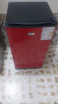 للبيع ثلاجة مستعملة شي قليل السعر 100 وبيهة مجال 07826964297