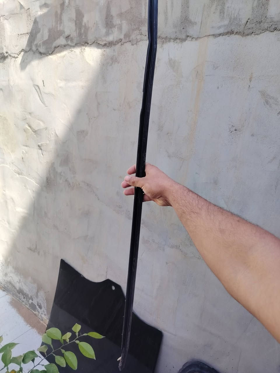 سلام عليكم غراض ترافس ٢٥ باب ايمن ودبل خلفي ويده مال باب خلفي ومرايه جنبيه اليريد شي يدلل ***********
