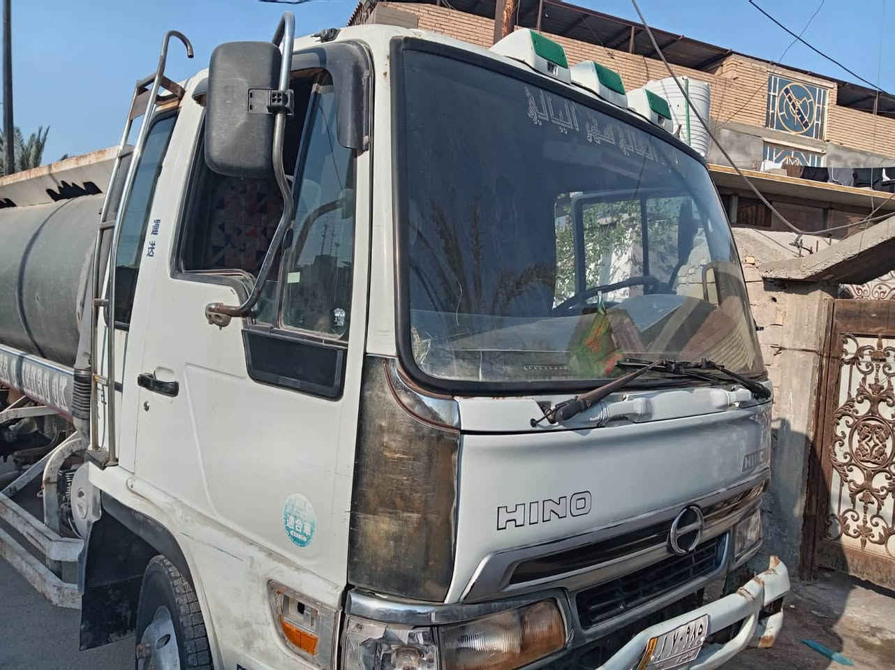 السلام عليكم /هينو موديل 2000 الحموله 9 طن
بلسنويه شاصي حمل
المحرك بيه تنقيص دهن
دبل شاصي بلاد /سايد بريك هواء 
ويل ثمانية ستدات 
السعر 145 وبيه مجال
مكلف بلنشر رقم الهاتف ***********     //***********
