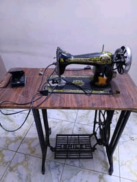 مكينه خياطه شغاله  هاذ شكله مابيه عطل هي والميز سعره  40وبيها مجال قلي...