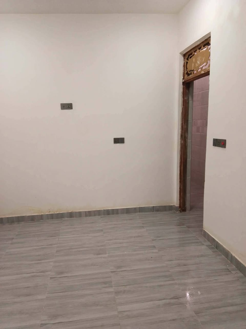 سلام عليكم بيت للايجار مقابل قريت الغدير 200اجاره ***********
