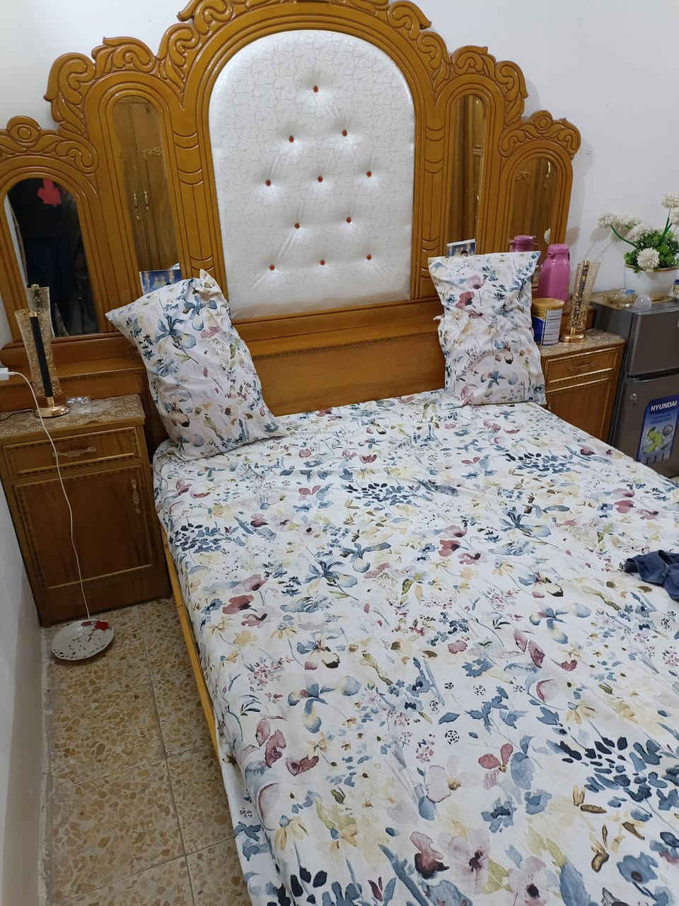 سلام عليكم غرفه اخشاب عراقي متكونه من 6 قطع كنتور مع الملحق 10 ابواب سرير 150:200...رايهدها ي850 وبيها مجال  عنواني بغداد الشعب ***********
