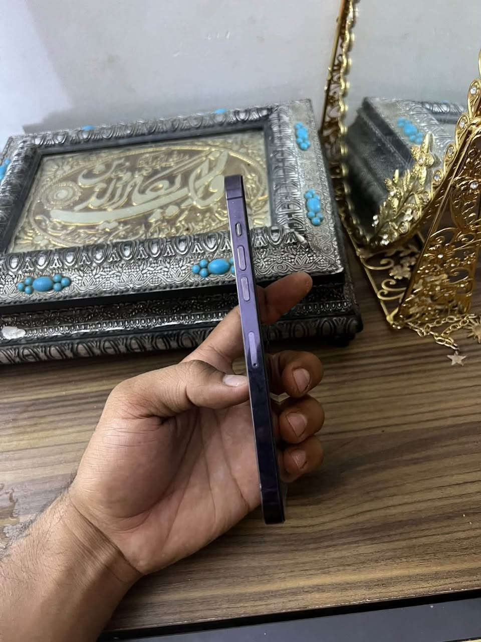 للبيع: iPhone 14 Pro Max
لون: بنفسجي عميق (💜)
 الذاكرة: 256 جيجابايت
 الخطوط: دبل سيم كارت
 صحة البطارية: 100% (مستبدلة في وكالة أبل الرسمية، وتقرأ "مستعملة/قطعة أصلية")
 الشاشة: مبدلة بنوعية ممتازة جداً (تقرأ رسالة "قطعة غير معروفة" في الإعدادات، لكن الأداء ممتاز)
الجهاز فقط (بدون ملحقات أو كرتونة)
 الضمان: 48 ساعه 
السعر: (625) وبي مجال 
مكاني: ( مدينه صدر )
للتواصل: (***********)
