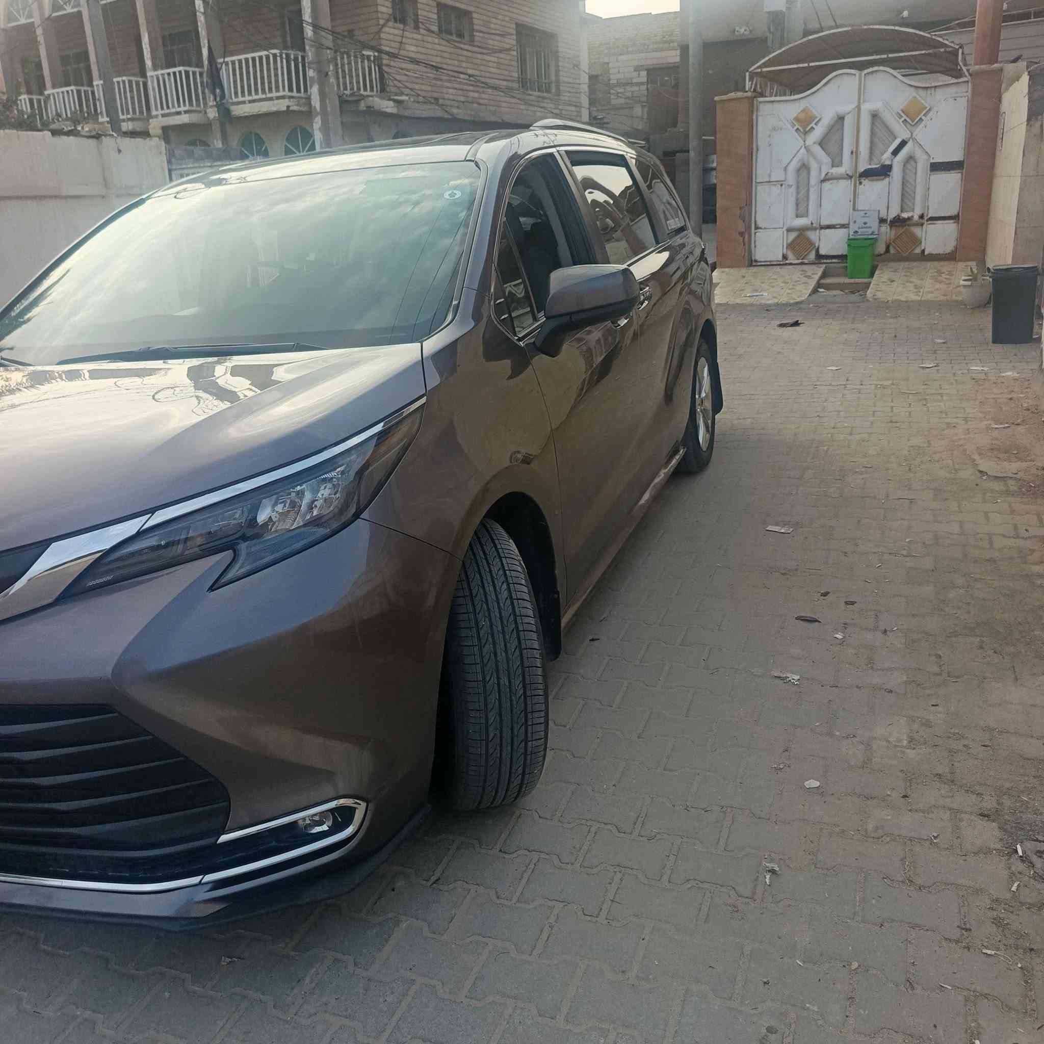 سلام عليكم تيوتا سينا 2024 رقم بغداد هايبرد فول مواصفات ماشيه 35 ميل بنرامه بيبان كهربائي وتو هولد رادار تحكم بل ستيرن هندبريك. دكمه جنطه كهربائي تحكم بل كشن المامي  مانع انزلاق وهواي بعد مواصفات سياره ما متعوبه ضربته موضحه بل صوره سعره 300 وبيه مجال استفسار ***********
