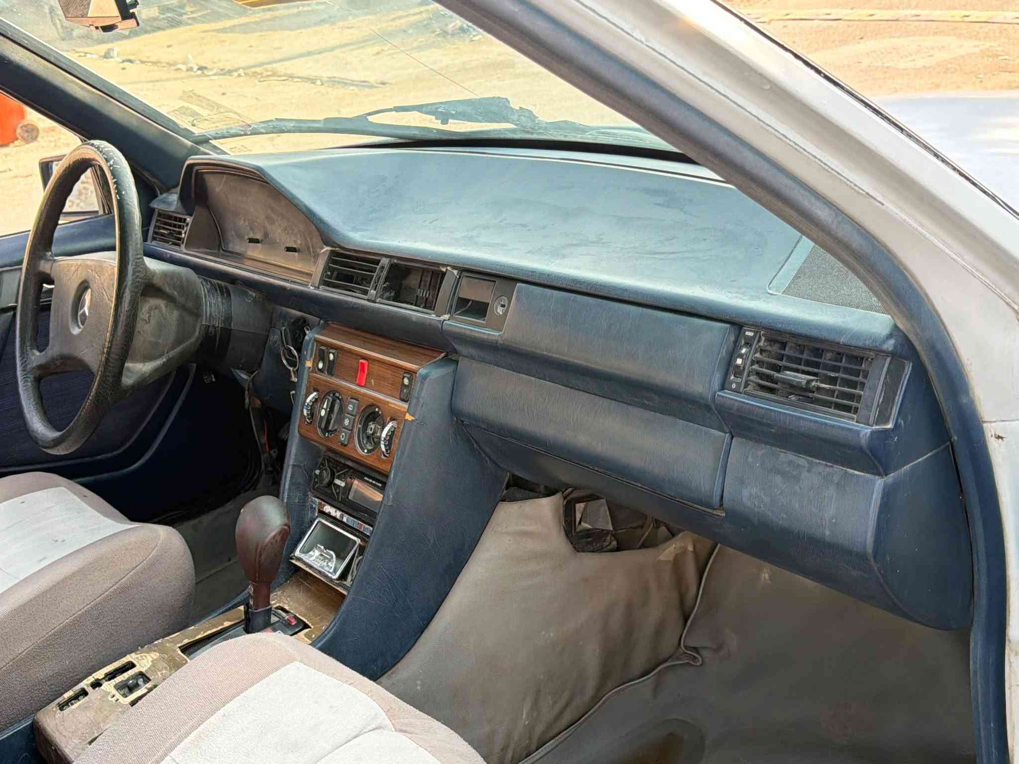 موديل 1989
مكينة وگير 2500 جديدة 
تخم تاير بعدة ما ماشي جديد 
كهربائيات كلها شغالة 
غرفة نضيفة 
أرضية جلد
سيارة جاهزة راعيها متوفي سنوية عضم
السعر 20 
عنواني البصرة ***********
