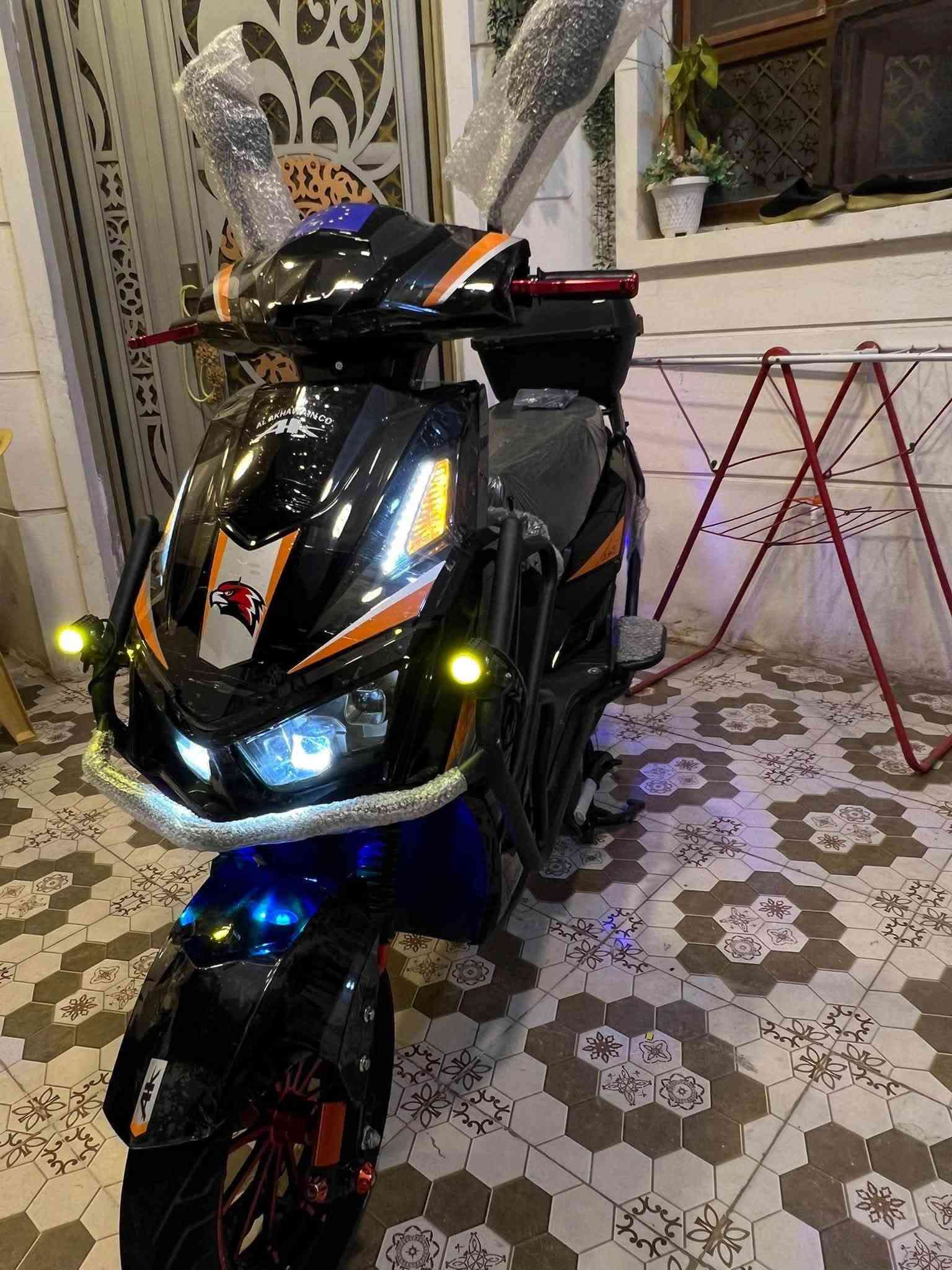 السلام عليكم
دراجه شركة الاخوين 🛵سكنس فحــــل
موديل2026
موطور بالكارتون جديد
(اخو الزيروو مستخدم 25يوم فقط مكفول حتى من الشخط ...)
(بطاريات عدد 6 على فحص ) 
فول مواصفات ملف(4000W)
(نظام  R) (نظام P)
(مخرج شحن USP) 
(سرعة 122حقيقي) (سرع 4)
(سويجات 2+بصمات2+كرتات2+سويجات جنطه خلفيه2)
(مثبت سرعة) 
أناره محيطيه متغيرة الألوان امامي خلفي 
لايت زنون عالي ناصي 
دبلات امامي خلفي رياضيه +ويل امامي رياضي+يدات بريك رياضي 
سماعة بلاتوث بلادي 
جنطه خلفيه بلاديه
اشاير يمنة يسرة دبل اشارة
السعر775الف  وبي مجال 
الموقع داخل الرمادي 
الاستفسار :***********
