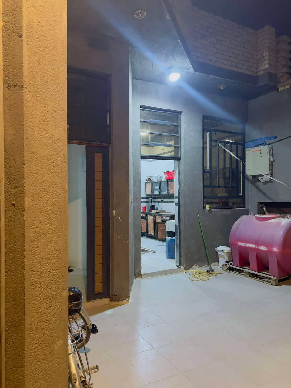 بيت طابو صرف بناء جديد وحديث
مساحة 200 متر طابوك كونكريت
غرفتين وديوانية وصاله وهول ومطبخ وصحيات داخلية وخارجية ومناور اثنين.
سعره 130 مطلوب إسكان تريد تدفع المبلغ كامل ويتسدد الإسكان مباشرةً أو تدفع 80 مليون والباقي يتحول عليك التسديد كل شهر 337 ألف.
العنوان سوق الشيوخ حي العسكري نهاية شارع الترابي قريب على الكرامة
للتواصل والاستفسار مراسلة الصفحة
او واتساب ***********
