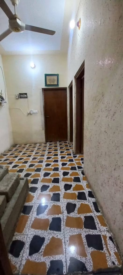 السلام عليكم بيت للبيع
مكون من طابقين الطابق للاول غرفتين ومجمع وربعة ومطبخ وحمام... والطابق الثاني مكون من ٣ غرف ومجمع
المساحة 340 
السعر 60
*********** مكتب زيد للعقار 
للعلم البيت بيه معاملة طابوا بالبلدية حاليا 
مكان البيت منطقة العيث
